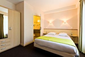 Hotels Logis Hotel de la Paix : Chambre Double