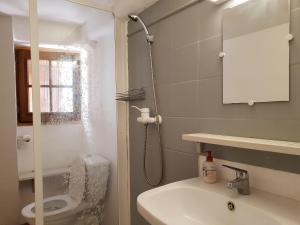 Maisons de vacances Charming villa in Meounes-les-Montrieux with private pool : photos des chambres