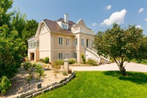 Manor Apartments, Csopak