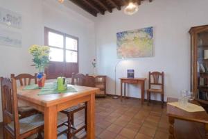 Spacious Sunny and Quiet Albayzin Apartment