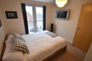 Large 2 Bed Apartment Close to M6 (BW)