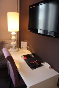 Executive Double Room with Eiffel Tower View room in Chambellan Morgane