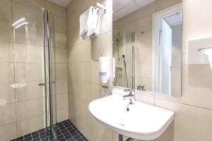 Twin Room room in Chesterfield Hotel