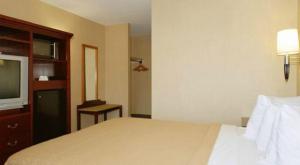 Queen Room - Non-Smoking room in Quality Inn & Suites Bensalem