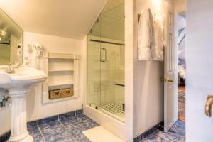 Deluxe Double Room with Balcony and Sea View room in Key West Harbor Inn - Adults Only