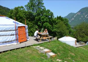 Tentes de luxe Yourtes Olachat proche Annecy : photos des chambres