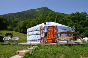 Tentes de luxe Yourtes Olachat proche Annecy : photos des chambres