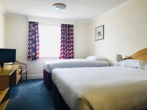 Triple Room (One Double & One Single) room in Days Inn Watford Gap