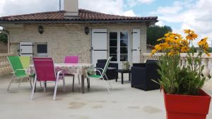 B&B / Chambres d'hotes LES ORCHIDEES Ch Hotes B&B 14 personnes Jaunay-Clan : photos des chambres