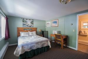 Queen Room room in Profile Motel & Cottages