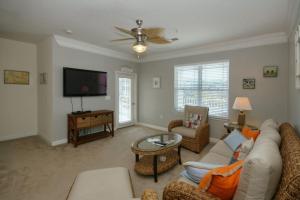 Three-Bedroom Condo room in 240-10-Woodlands-Way