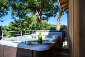 B&B / Chambres d'hotes Chambres d'hotes Domaine de Nazere : Suite avec Jacuzzi