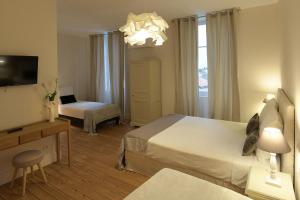 B&B / Chambres d'hotes Le Cercle Chambres climatisees : photos des chambres