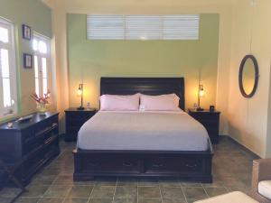 King Suite with Balcony room in Casa Flamboyant Bed & Breakfast