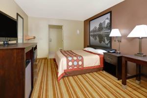 Queen Room - Disability Access/Non-Smoking room in Super 8 by Wyndham Big Cabin/Vinita Area
