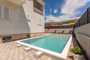 Ćuby Apartment with private Pool in Trogir