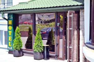 Geneva Hotel 800 метрів від McDonalds, тримісні та чотиримісні номери, діти до 16р безкоштовно