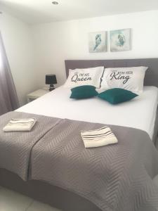 Two-Bedroom Apartment with Balcony and Sea View room in Apartments Ljiljana