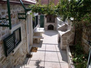 Apartment Menego A2 BOL-CENTER, Croatia