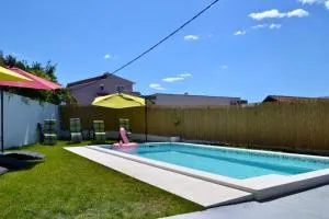 4 apartmens private pool 20people max - Солин