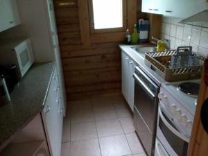 Hirsimökki Tuurin kyläkaupan lähellä