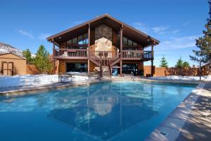 Red Pine Condominiums bySeasons Resort Lodging