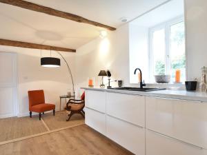 Maisons de vacances Holiday Home in Saint Laurent des Mortiers with Garden : photos des chambres