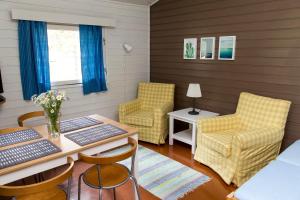 Glamping cottage for 4 person, shared toilet room in Santalahti Resort