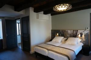 Hotels Hotel Saint-Roch, The Originals Relais : Chambre Triple