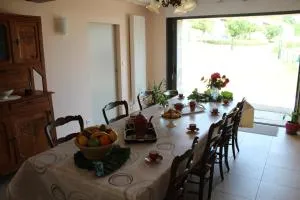 "LES MONNATS" GITE 8 personnes à la campagne - Champs