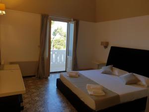 Habitación con cama extragrande y vistas al jardín