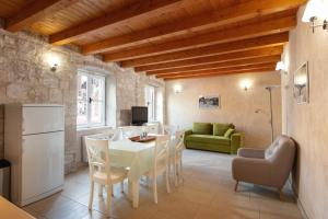 Villa Mama - Traditional Apartments in Omis