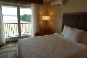 Double Room with Balcony and Sea View room in Belfast Harbor Inn