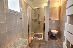 B&B / Chambres d'hotes Logis Saponine Maison d'Hotes climatisee : Chambre Double Deluxe (2 Adultes + 1 Enfant)