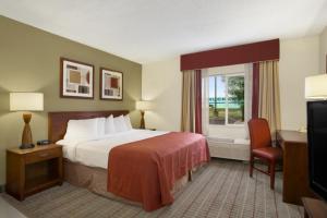 Executive King Suite - Non-Smoking room in Baymont by Wyndham Evansville North/Haubstadt