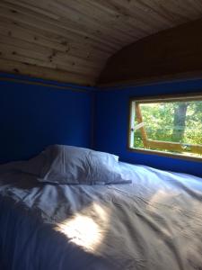Tentes de luxe les roulottes de l'airou : photos des chambres