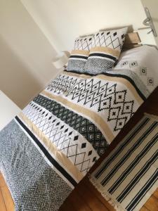 F2 cosy avec Cour - 3hvězdičkové hotely ve městě Milly-la-Forêt