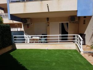 Bajo con jardin WIFI junto al mar