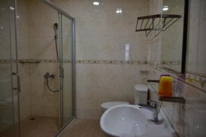 Phòng Bốn Người Có Phòng Tắm Riêng (Quadruple Room with Private Bathroom)