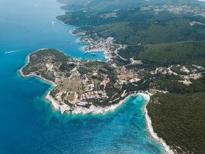 Emblisi Bay 280 84, Fiskardo, Kefalonia, Greece.