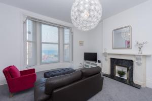 Spacious one bedroom apartment with a sofa bed offering a sea view sleeps four