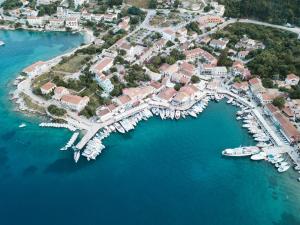 Emblisi Bay 280 84, Fiskardo, Kefalonia, Greece.