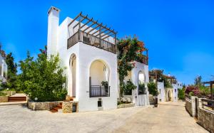 Two-Bedroom Apartment with Shared Pool-Split Level room in Douliana Villas