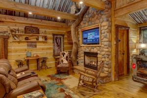 Deluxe King Suite room in Fox Pass Cabins