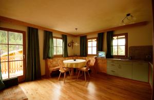 Apartment with Balcony room in Ciasa Mirio'