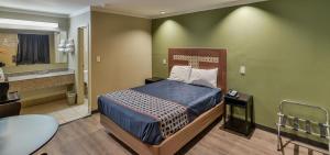 Queen Room - Non-Smoking room in Budgetel Inn and Suites