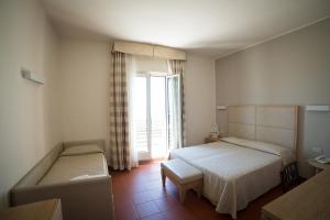 Triple Room with Balcony and Sea View