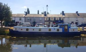 Roisin Dubh Houseboat