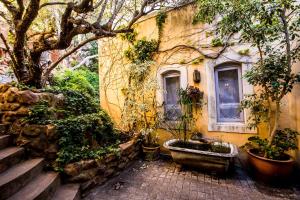 Cardamom House, Enchanting Vacation Home 2 min from the Beach, Sleeps 5