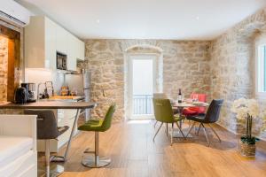 Luxury Apt Petra in 400 year old stone house 4+2